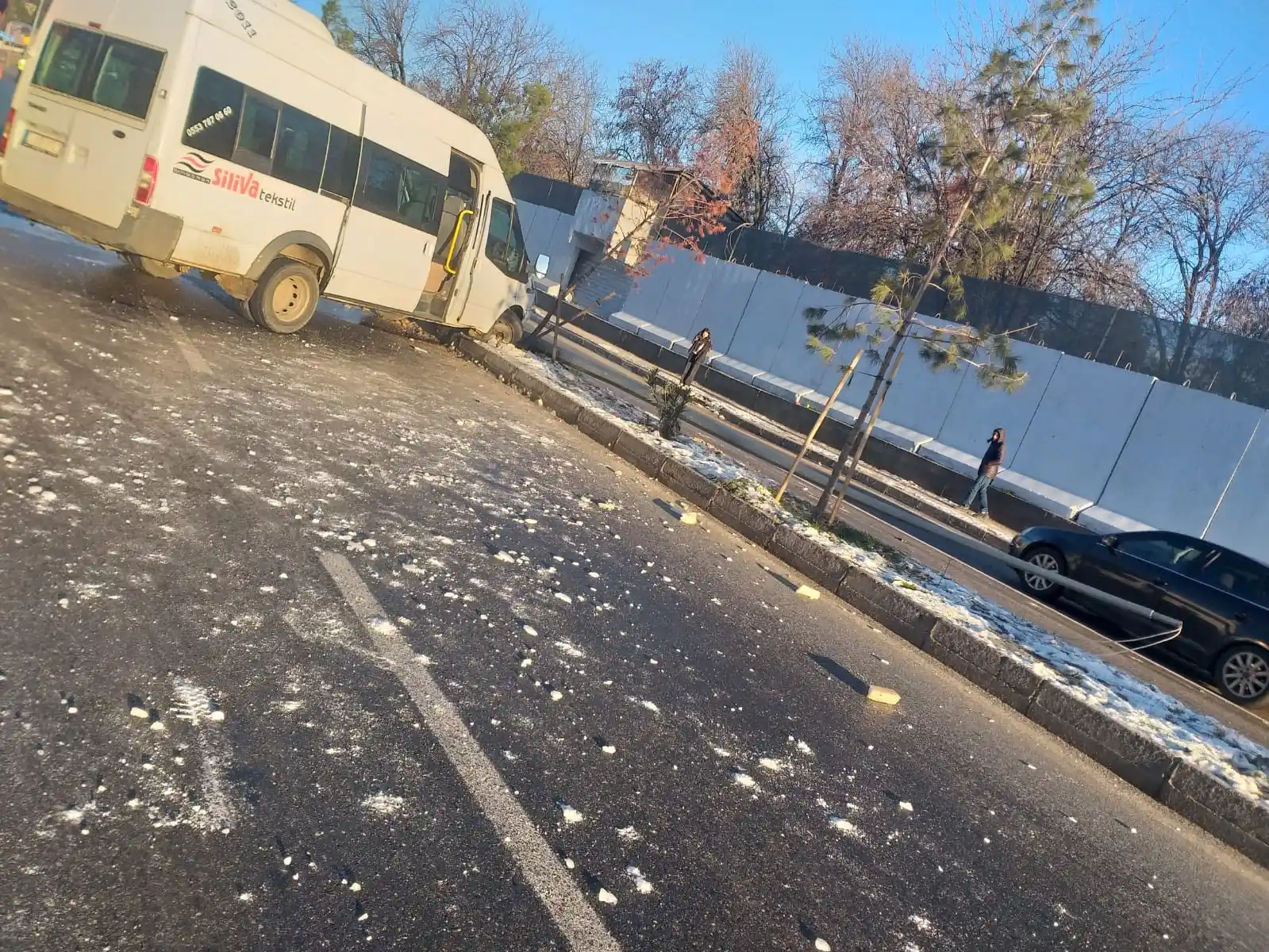 Buzlu yolda kontrolden çıkan minibüs aydınlatma direğine çarparak durdu: 4 yaralı
