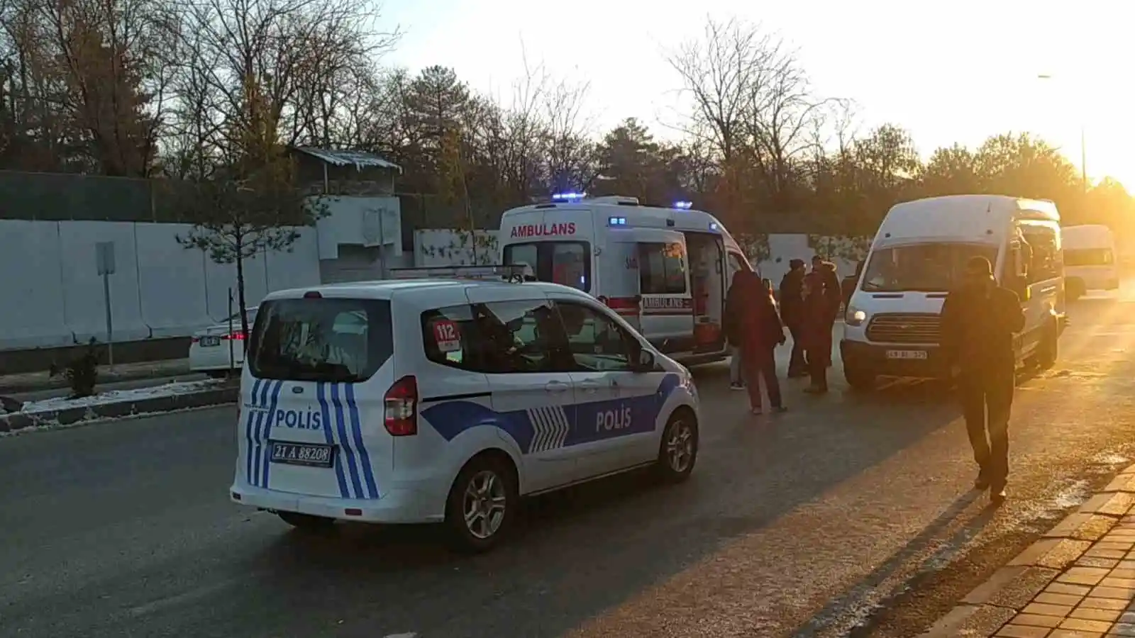 Buzlu yolda kontrolden çıkan minibüs aydınlatma direğine çarparak durdu: 4 yaralı
