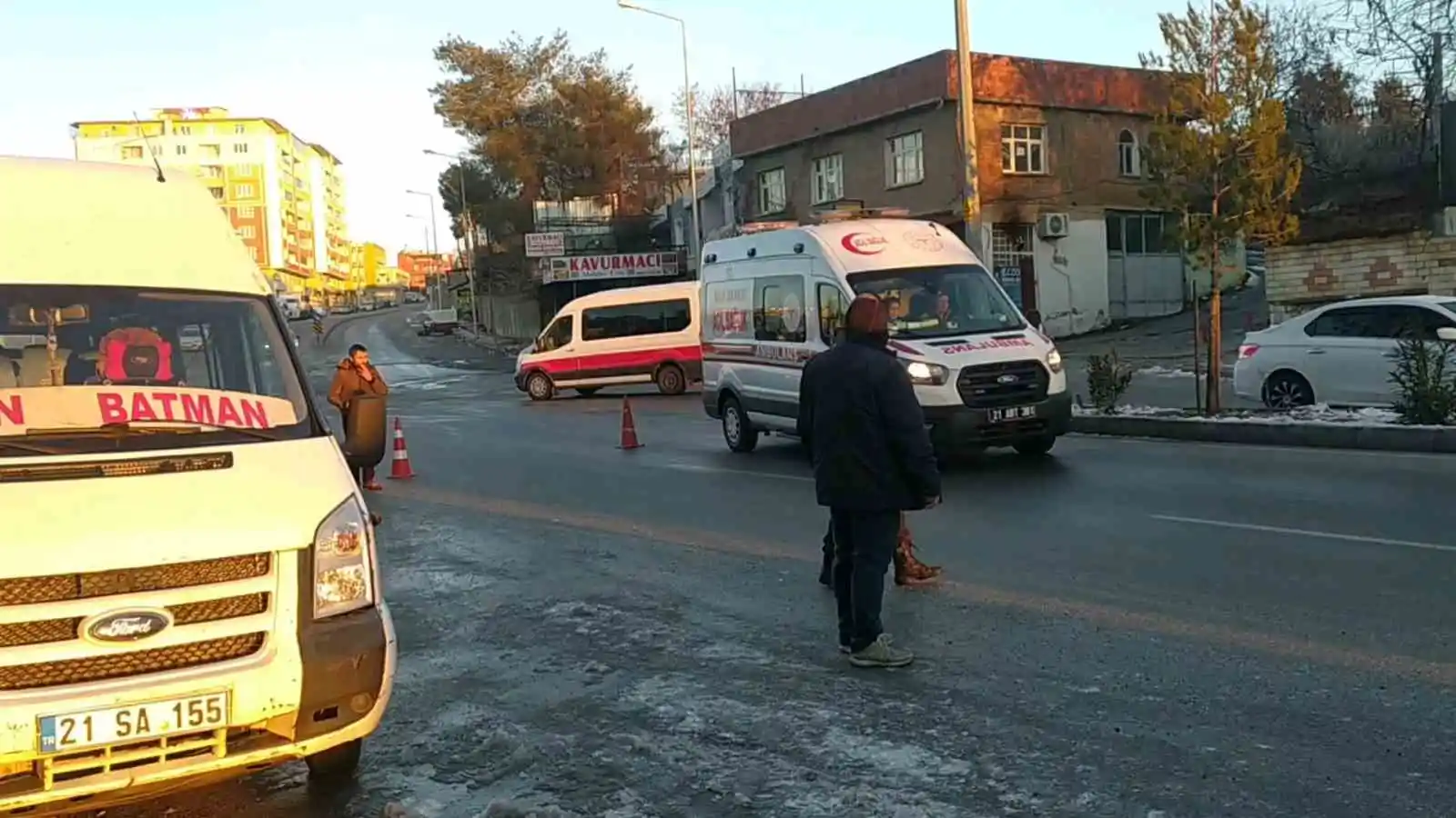 Buzlu yolda kontrolden çıkan minibüs aydınlatma direğine çarparak durdu: 4 yaralı
