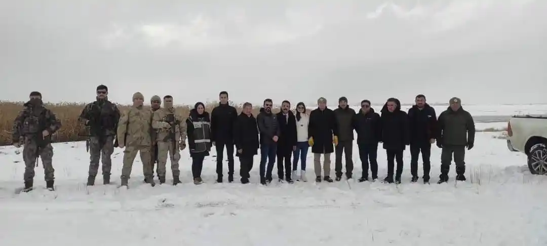 Çaldıran’da yaban hayvanları için sulak alanlara yem bırakıldı
