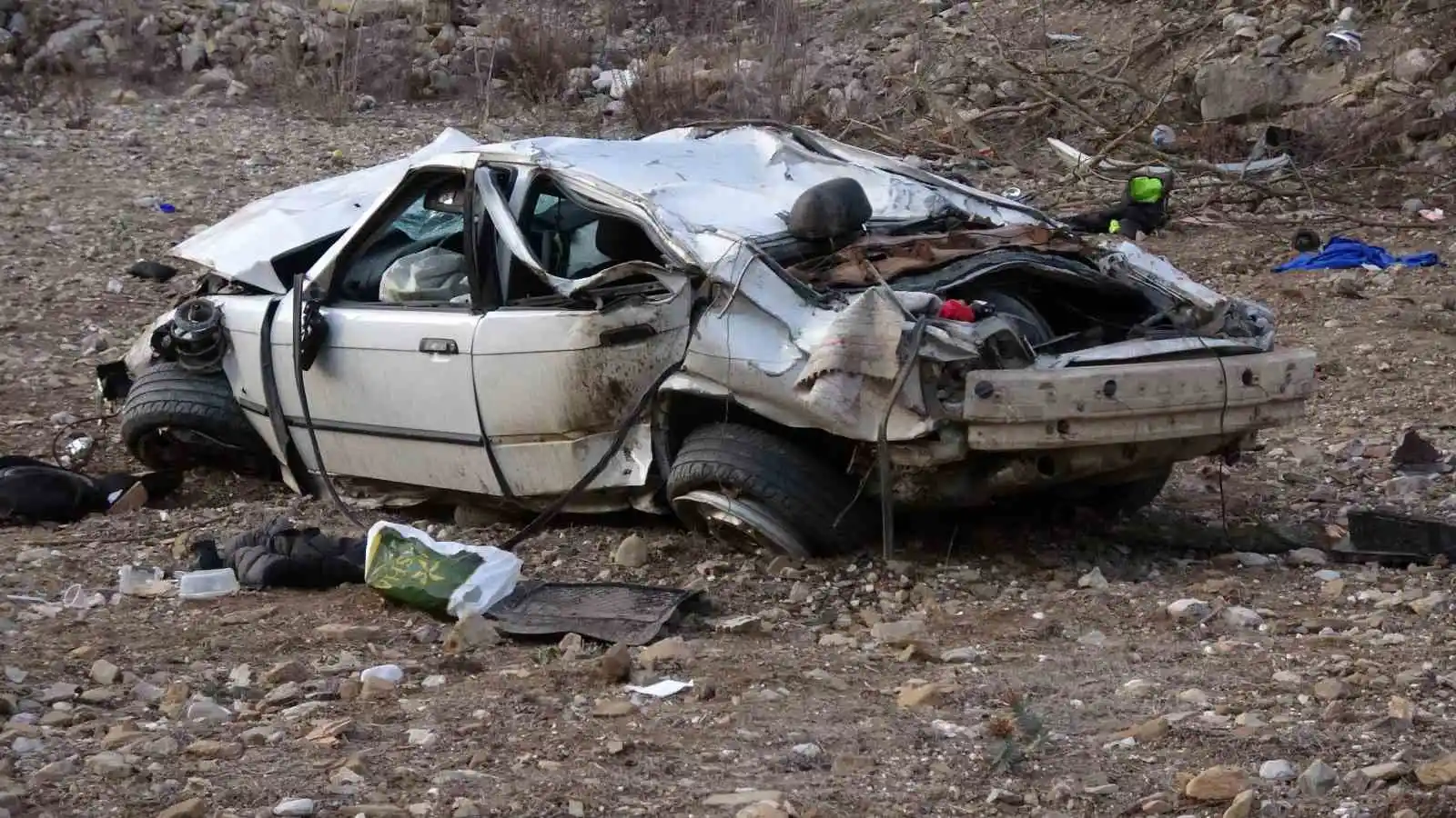 Çarpışan otomobiller uçuruma düştü: 2 ölü, 1 yaralı

