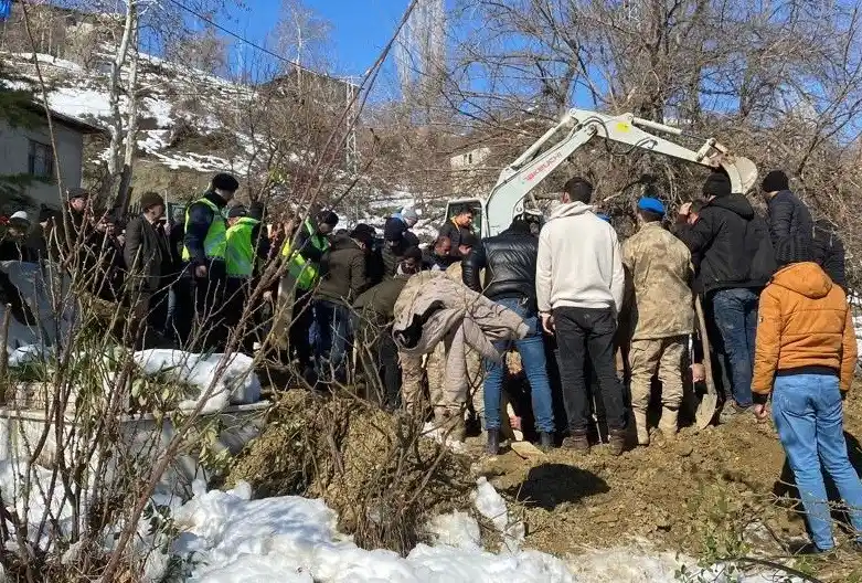 Çatışmadan yaralı kurtuldu, depremde ailesiyle hayatını kaybetti
