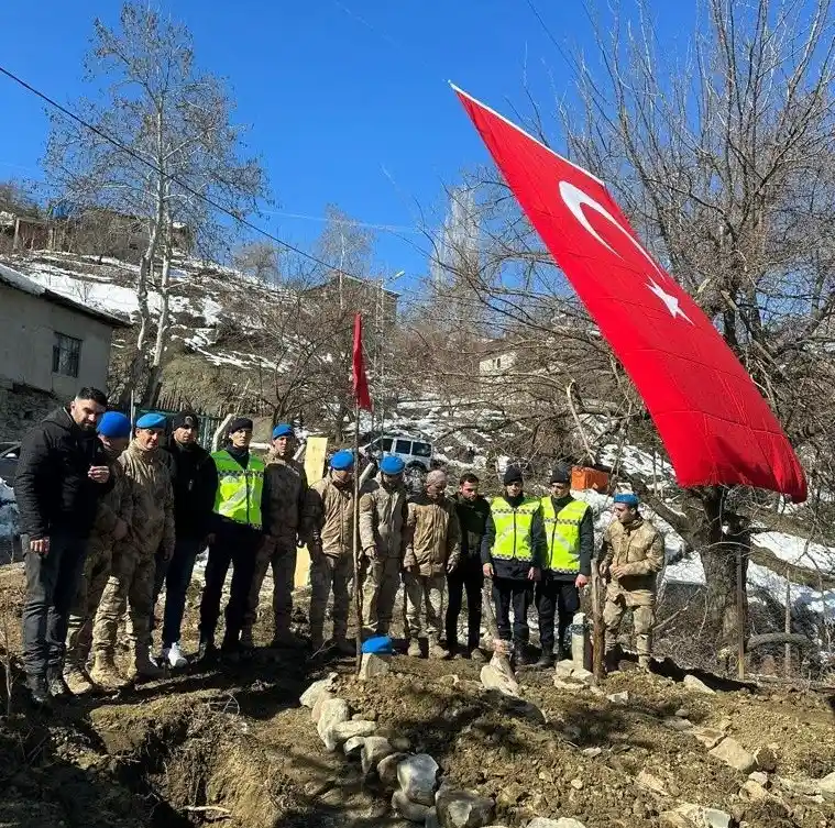 Çatışmadan yaralı kurtuldu, depremde ailesiyle hayatını kaybetti
