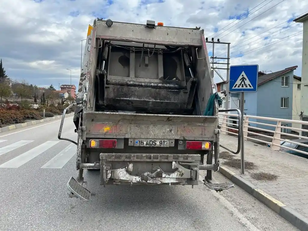 Çöp kamyonu ile çarpışan otomobil sürücüsü yaralandı
