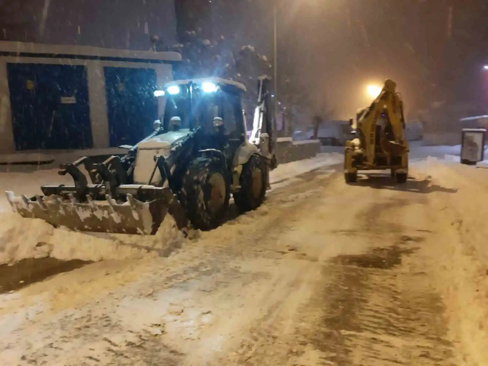 Çukurca'da kar küreme ve tuzlama çalışması
