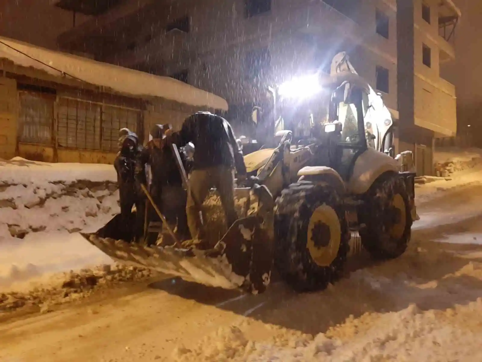 Çukurca’da kar küreme ve tuzlama çalışması
