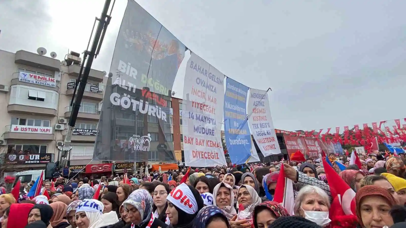 Cumhurbaşkanı Erdoğan’ın miting yapacağı alandaki afişler dikkat çekti
