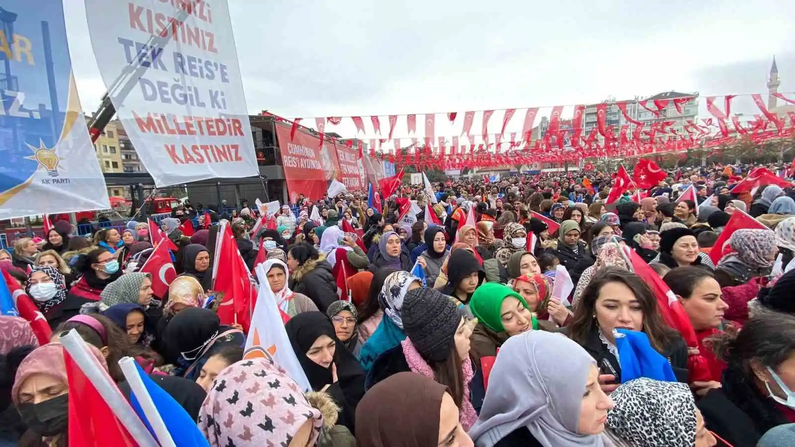 Cumhurbaşkanı Erdoğan’ın miting yapacağı alandaki afişler dikkat çekti
