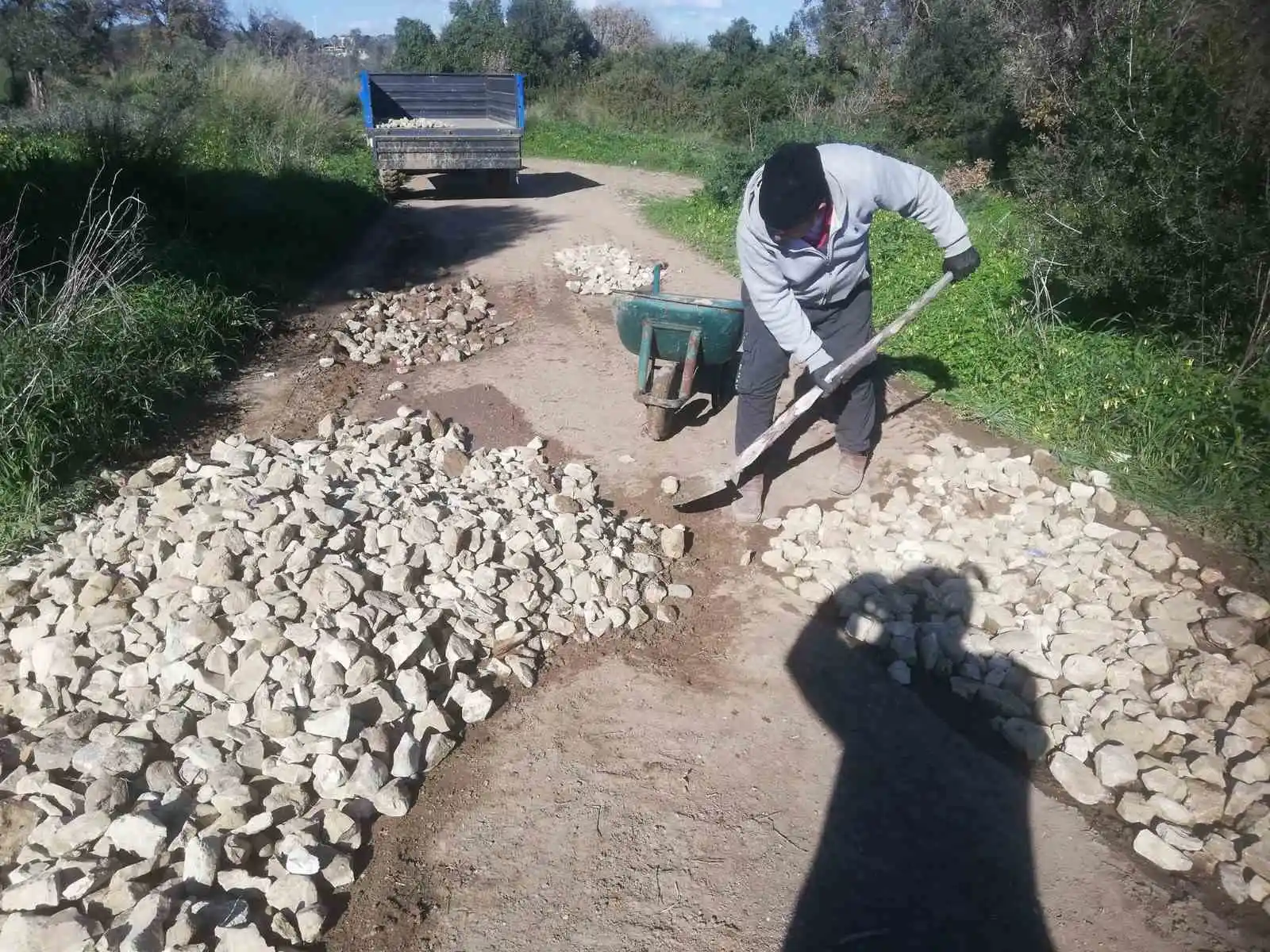 Datça Belediyesi'nden ümitlerini kesen köylüler kendi yollarını kendileri yapmaya başladı
