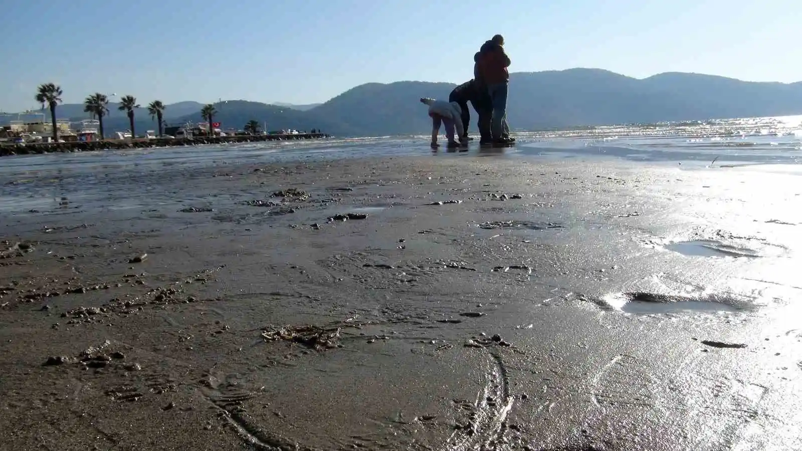 Deniz suyu 15 metre çekildi
