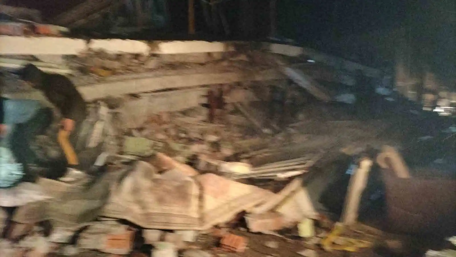 Deprem Adana'da da yıkıma neden oldu
