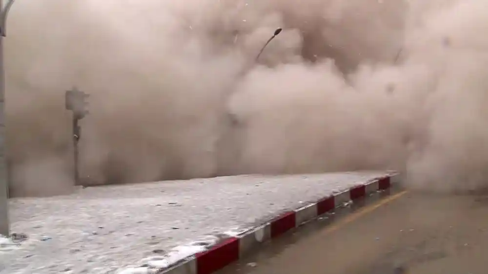 Deprem bölgesi beşik gibi, 7,5 büyüklüğünde artçı deprem hasarlı binayı böyle yıktı
