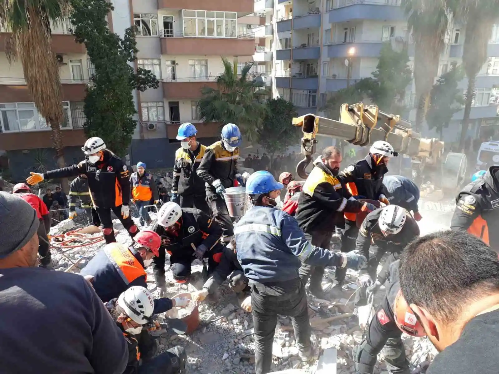 Deprem bölgesinde Bandırma 911 hayat kurtarıyor
