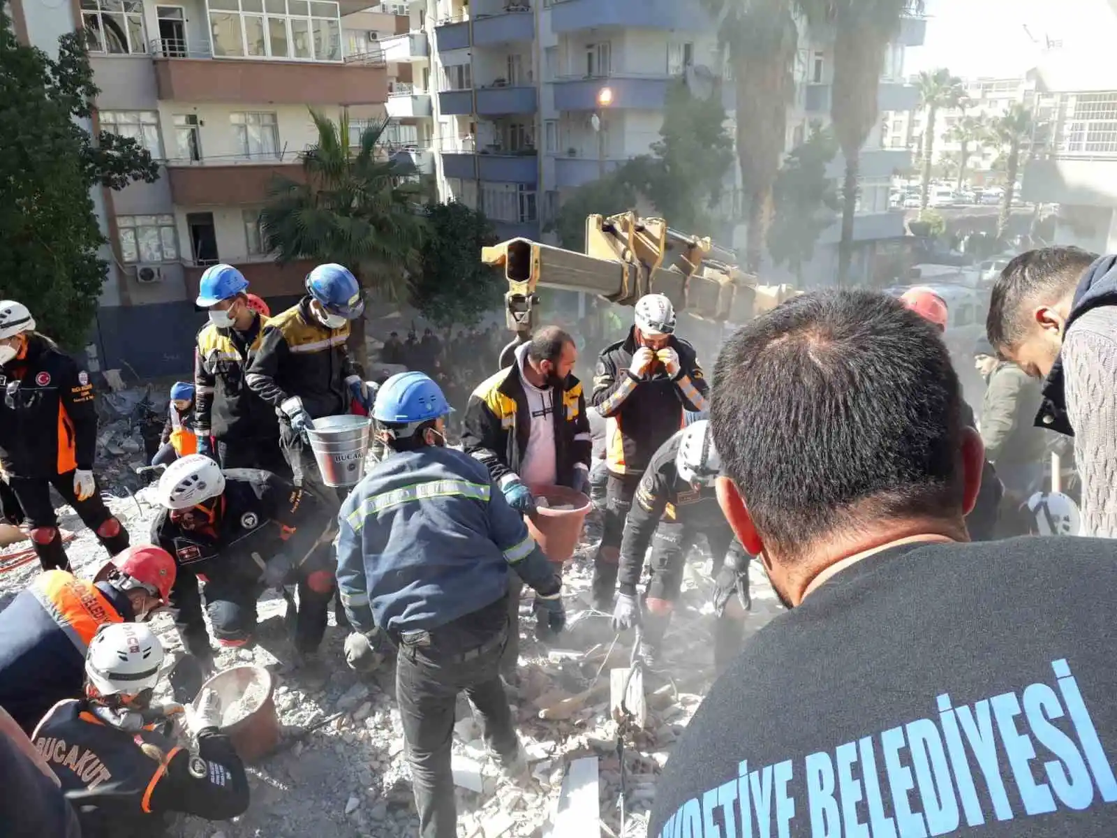 Deprem bölgesinde Bandırma 911 hayat kurtarıyor
