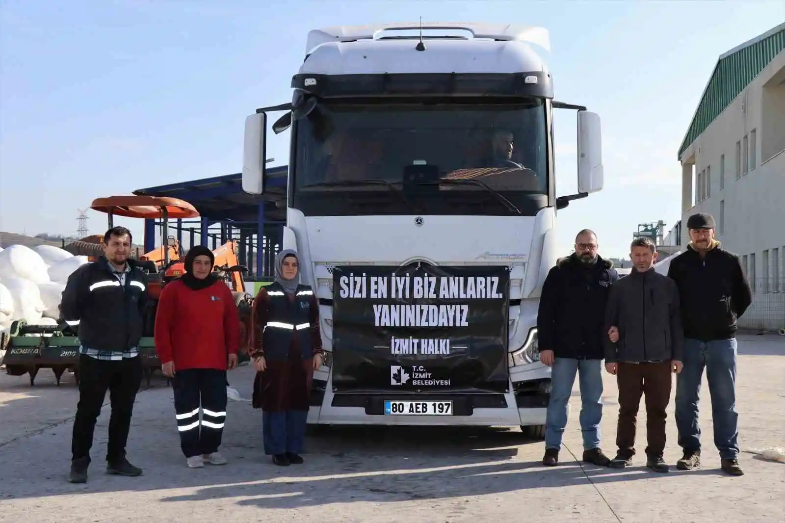 Deprem bölgesindeki çiftçiler için 3 tır dolusu hayven yemi desteği
