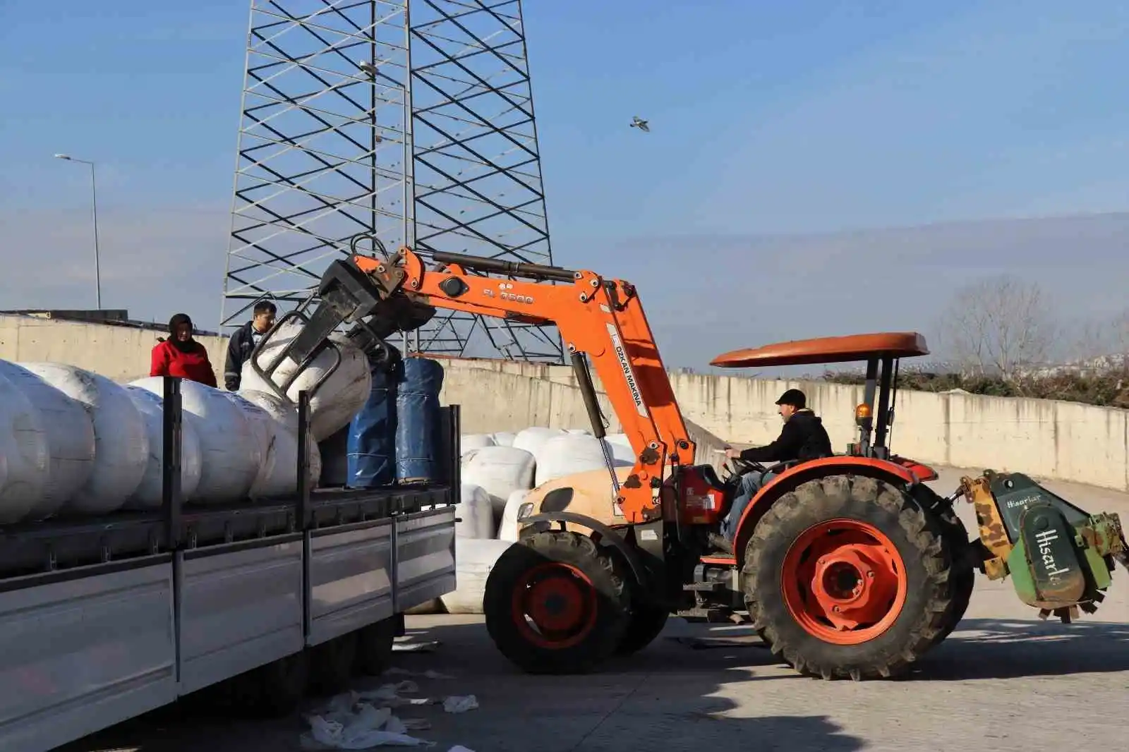 Deprem bölgesindeki çiftçiler için 3 tır dolusu hayven yemi desteği
