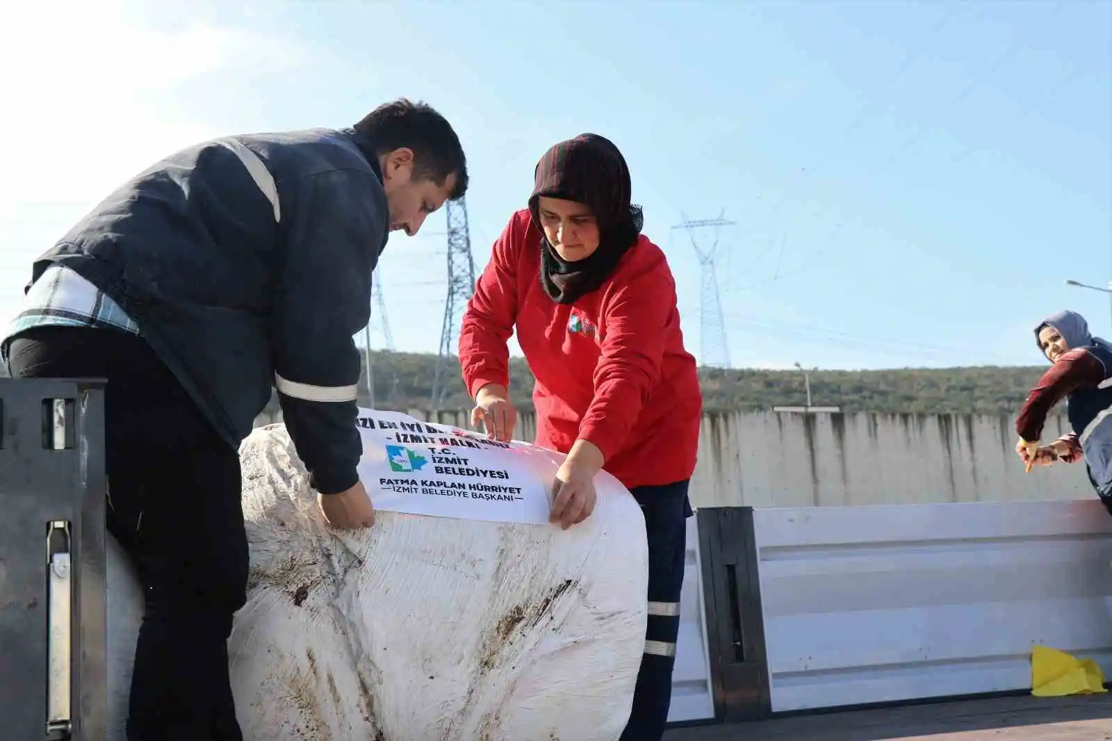 Deprem bölgesindeki çiftçiler için 3 tır dolusu hayven yemi desteği
