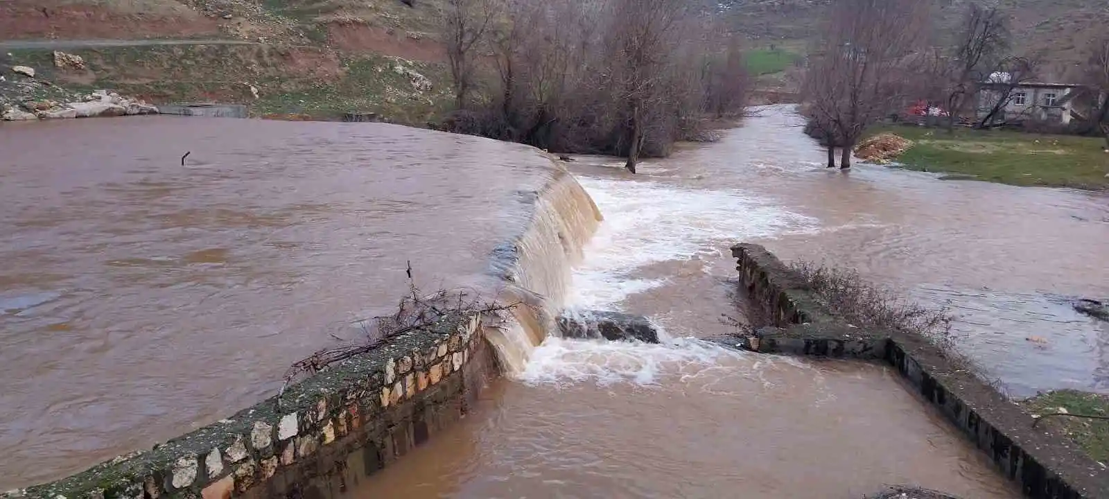 Deprem sonrası yükselen Karasu Çayı'ndaki su seviyesi iki gün sonra normale döndü
