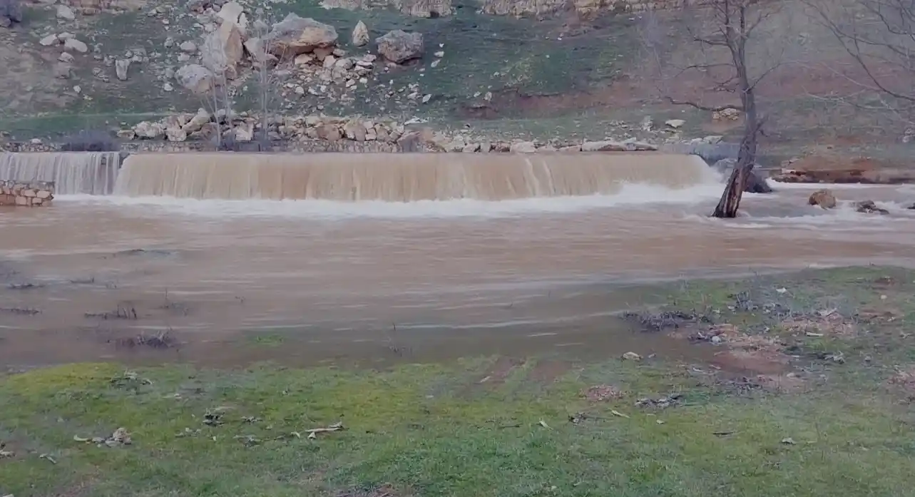 Deprem sonrası yükselen Karasu Çayı’ndaki su seviyesi iki gün sonra normale döndü
