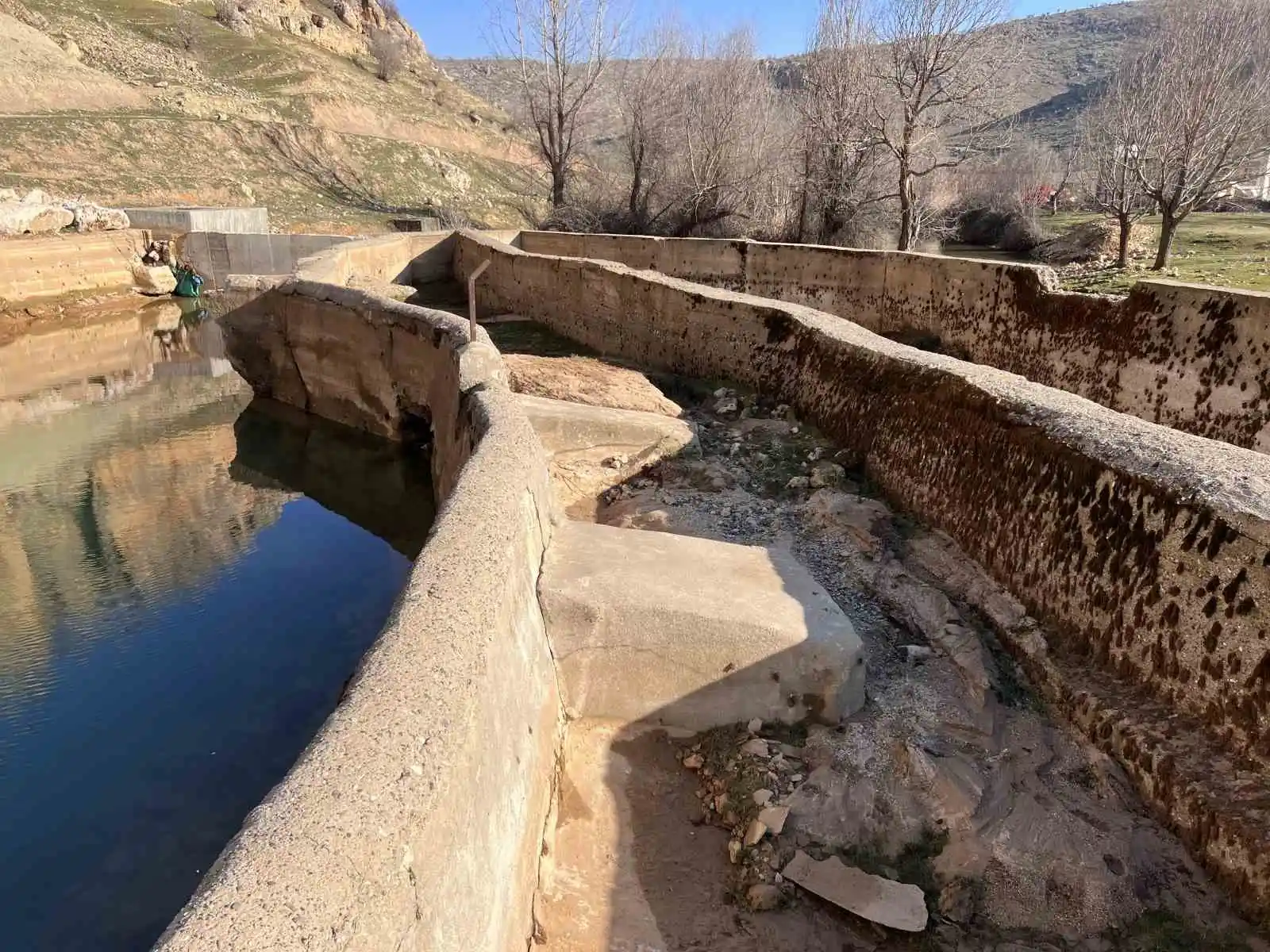 Deprem sonrası yükselen Karasu Çayı’ndaki su seviyesi iki gün sonra normale döndü
