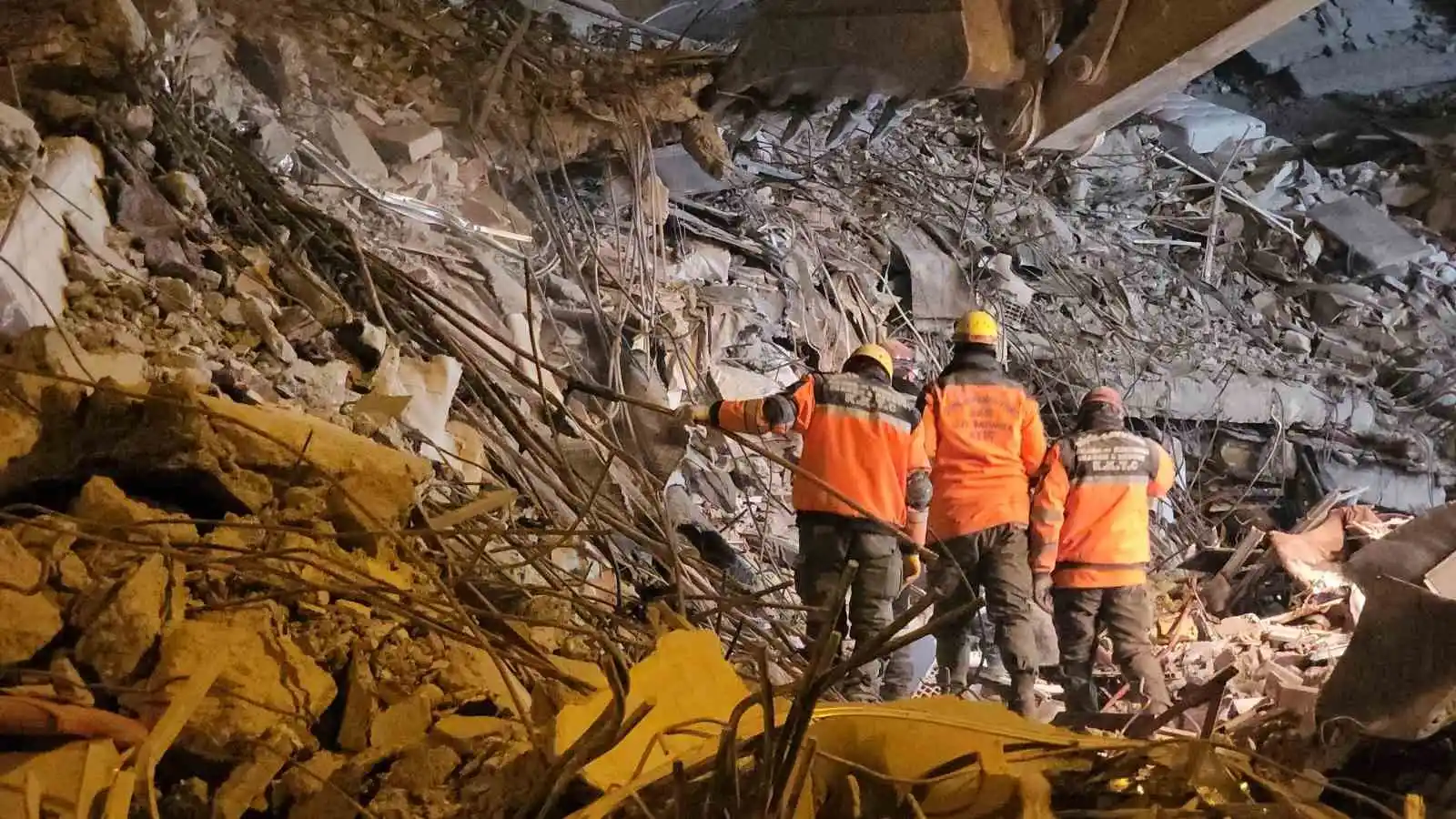 Depremde 120 kişiye mezar olan otelin sahibi ve oğlu sağlık kontrolü için hastaneye getirildi
