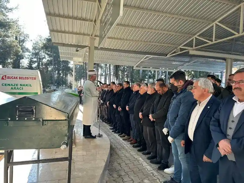 Depremde enkaz altında kalan anne ve 3 çocuğu Burdur’da toprağa verildi
