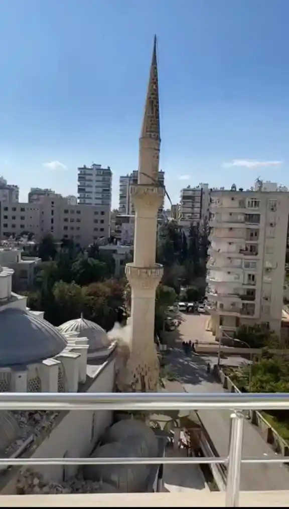 Depremde zarar gören minareler tek tek yıkıldı
