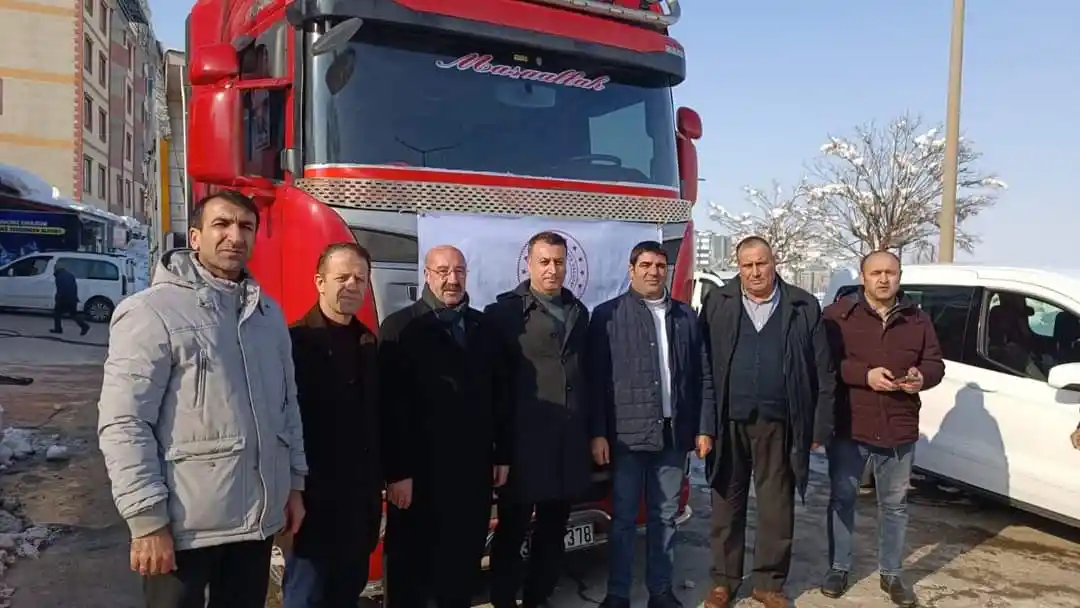 Depremden etkilenen hayvanlar için bölgeye yem gönderildi
