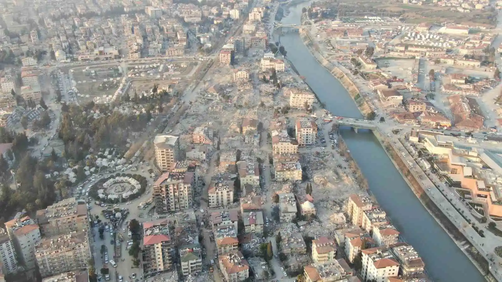 Depremin 8’inci gününde harabeye dönen Hatay’daki yıkım havadan görüntülendi
