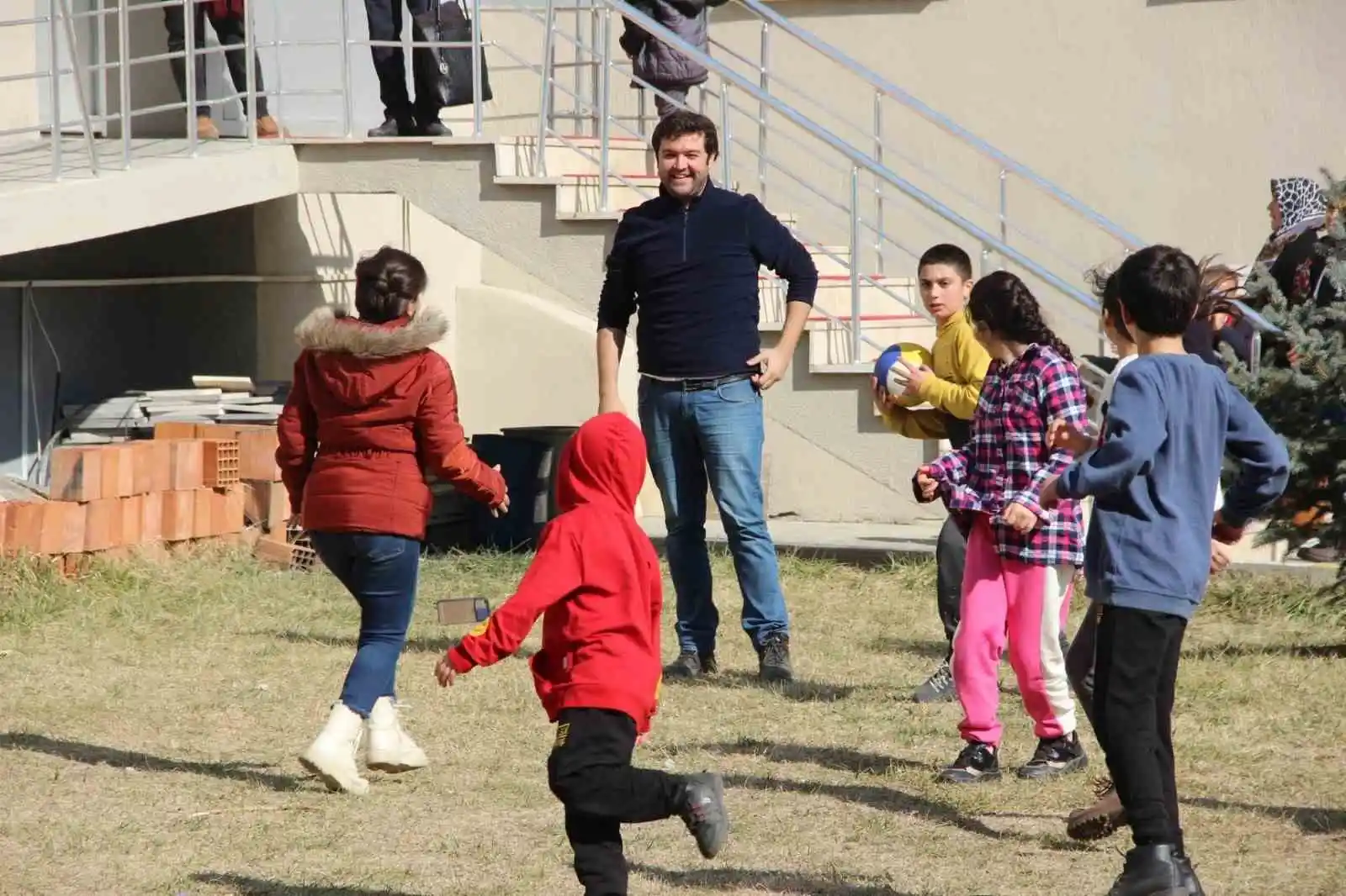 Depremzede aileler Afyonkarahisar’daki geçici yuvalarına yerleştirildi
