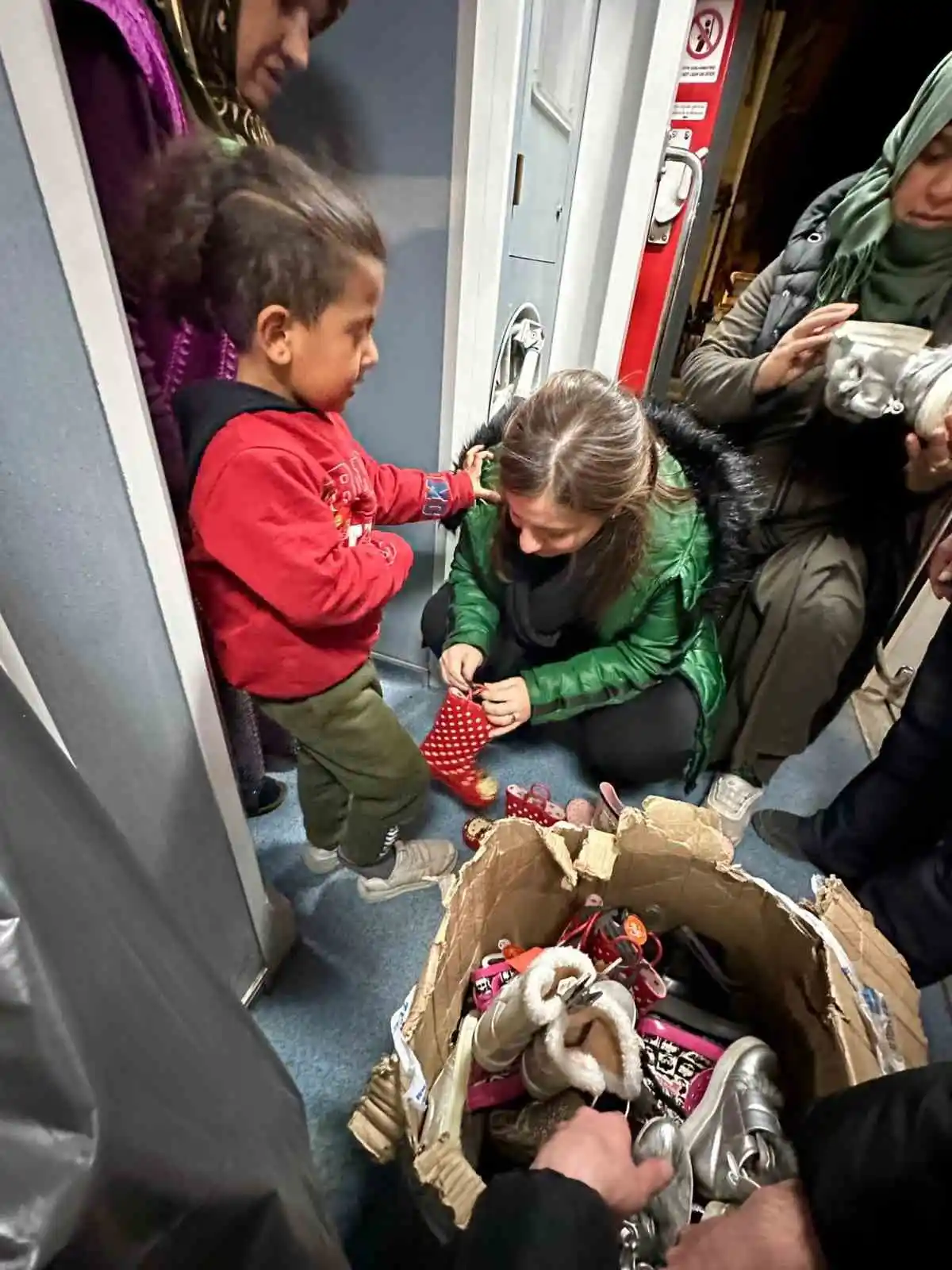 Depremzede çocuklara anne şefkati
