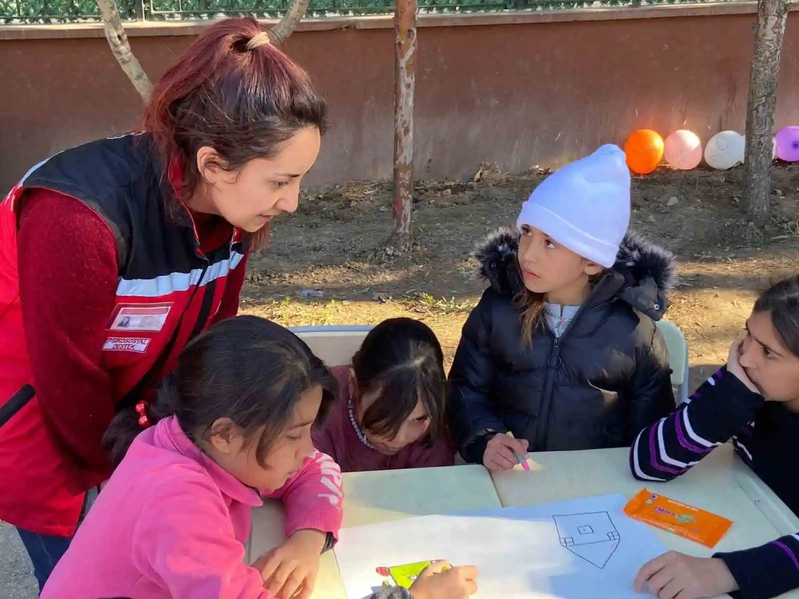 Depremzede çocuklara Muğla'dan giden ekipler psikososyal destek sağlıyor
