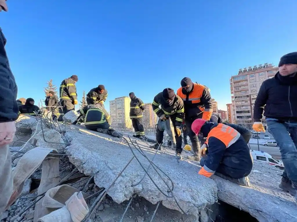 Depremzede Elif’in kurtarıcıları Burdur’a döndü
