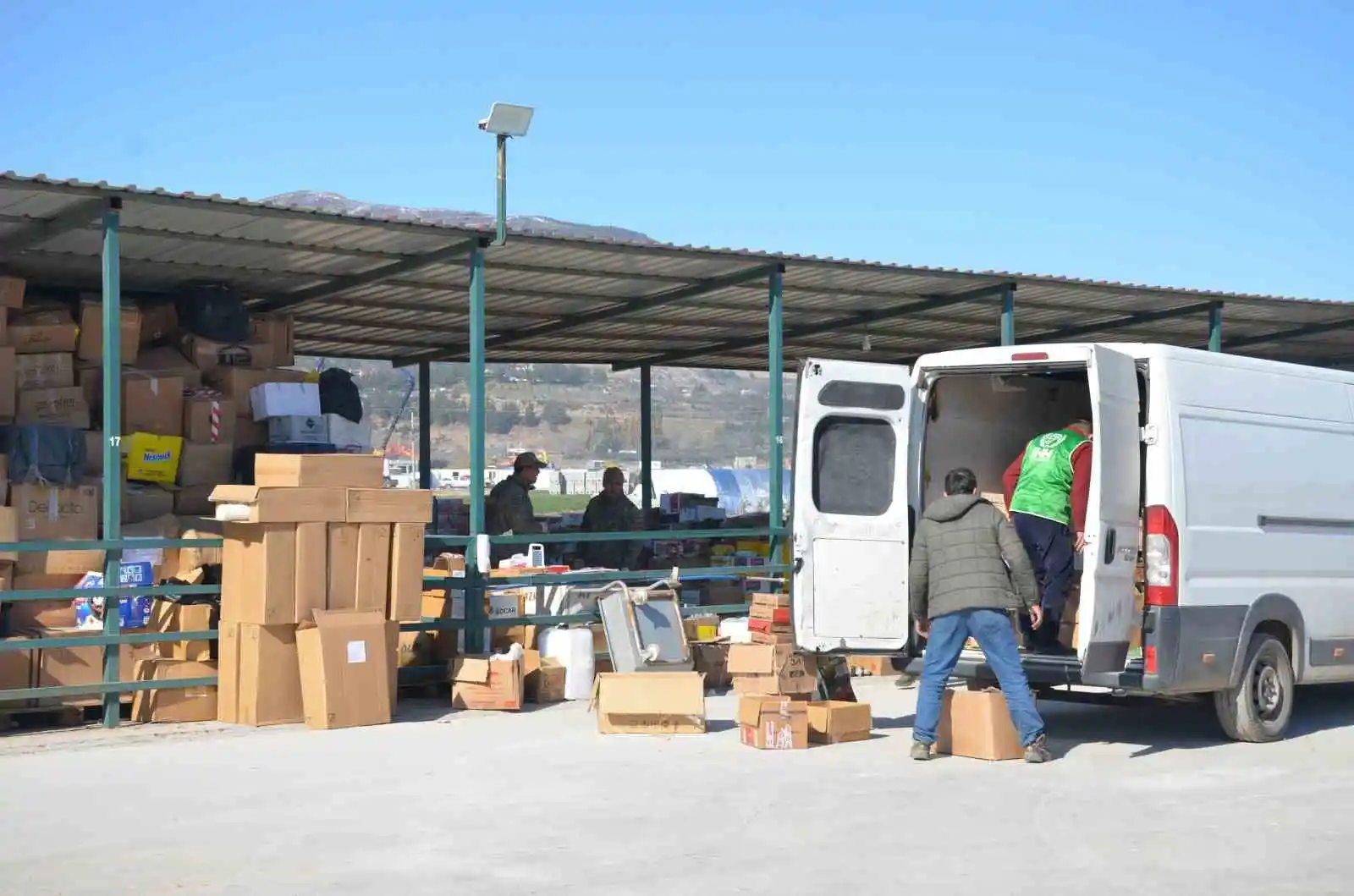 Depremzedeler için gönderilen monttan pasaport çıktı
