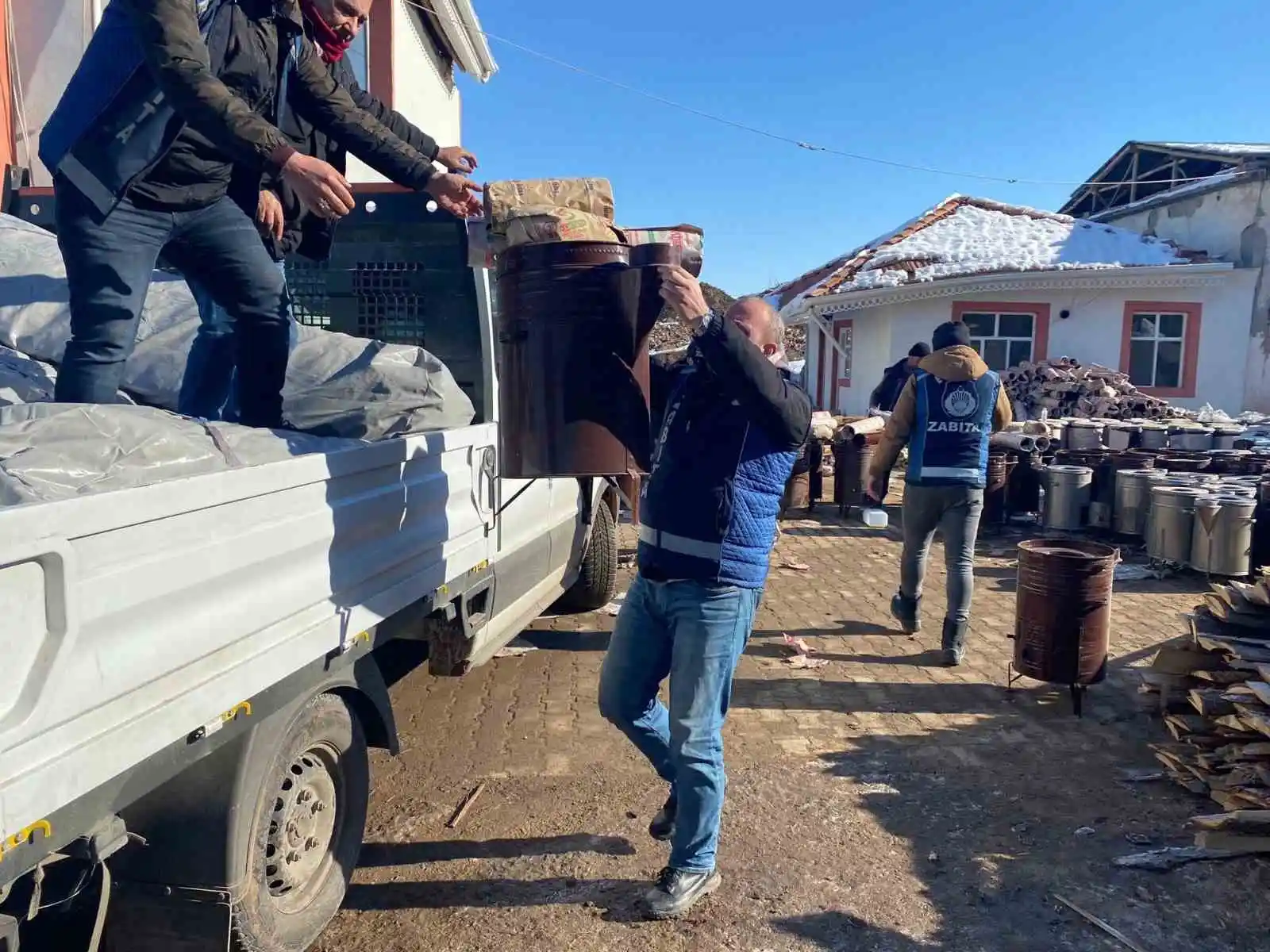 Depremzedeler için seferber olan Esenlerliler yardıma devam ediyor
