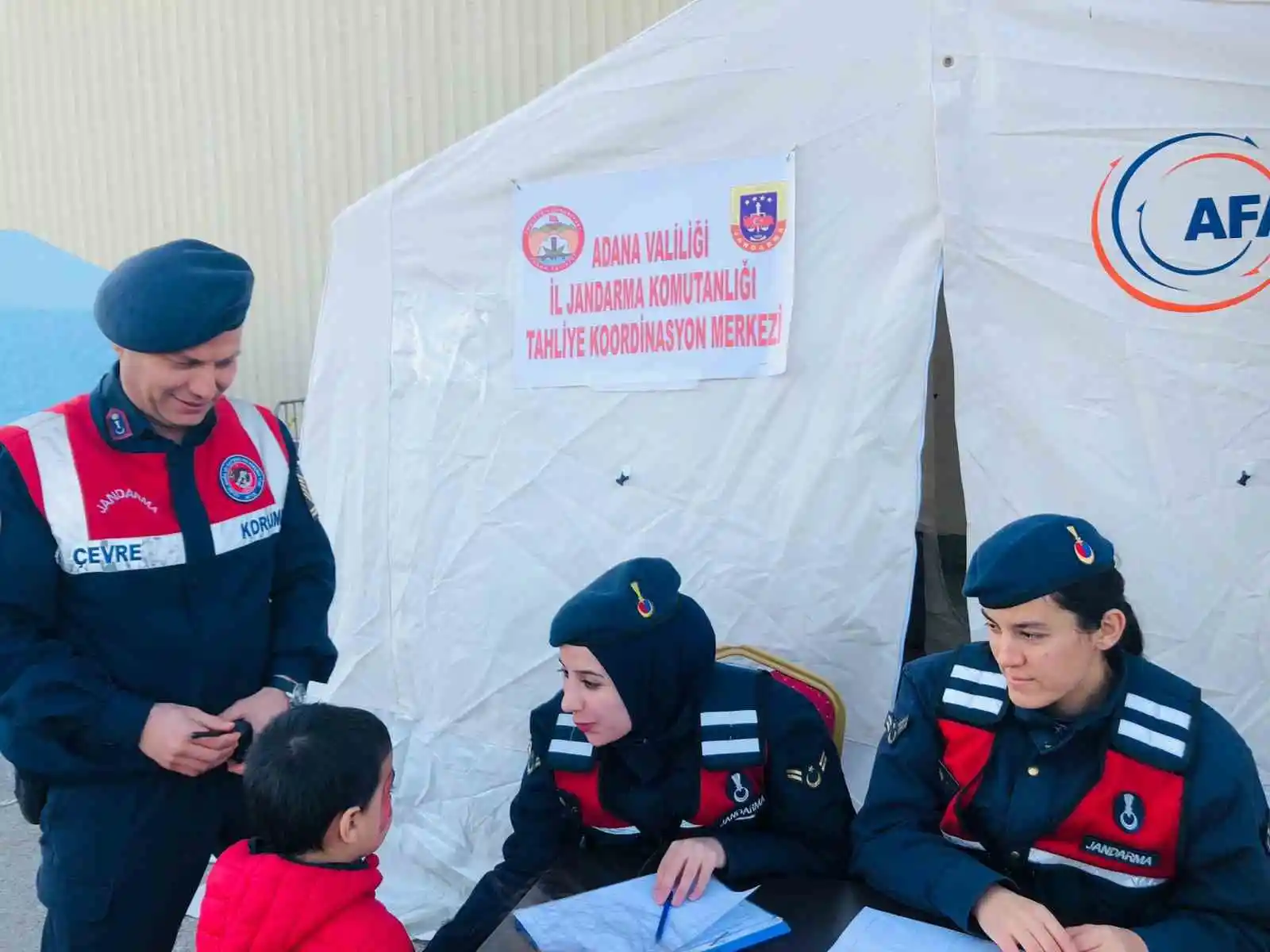 Depremzedeler jandarma desteği ile tahliye ediliyor
