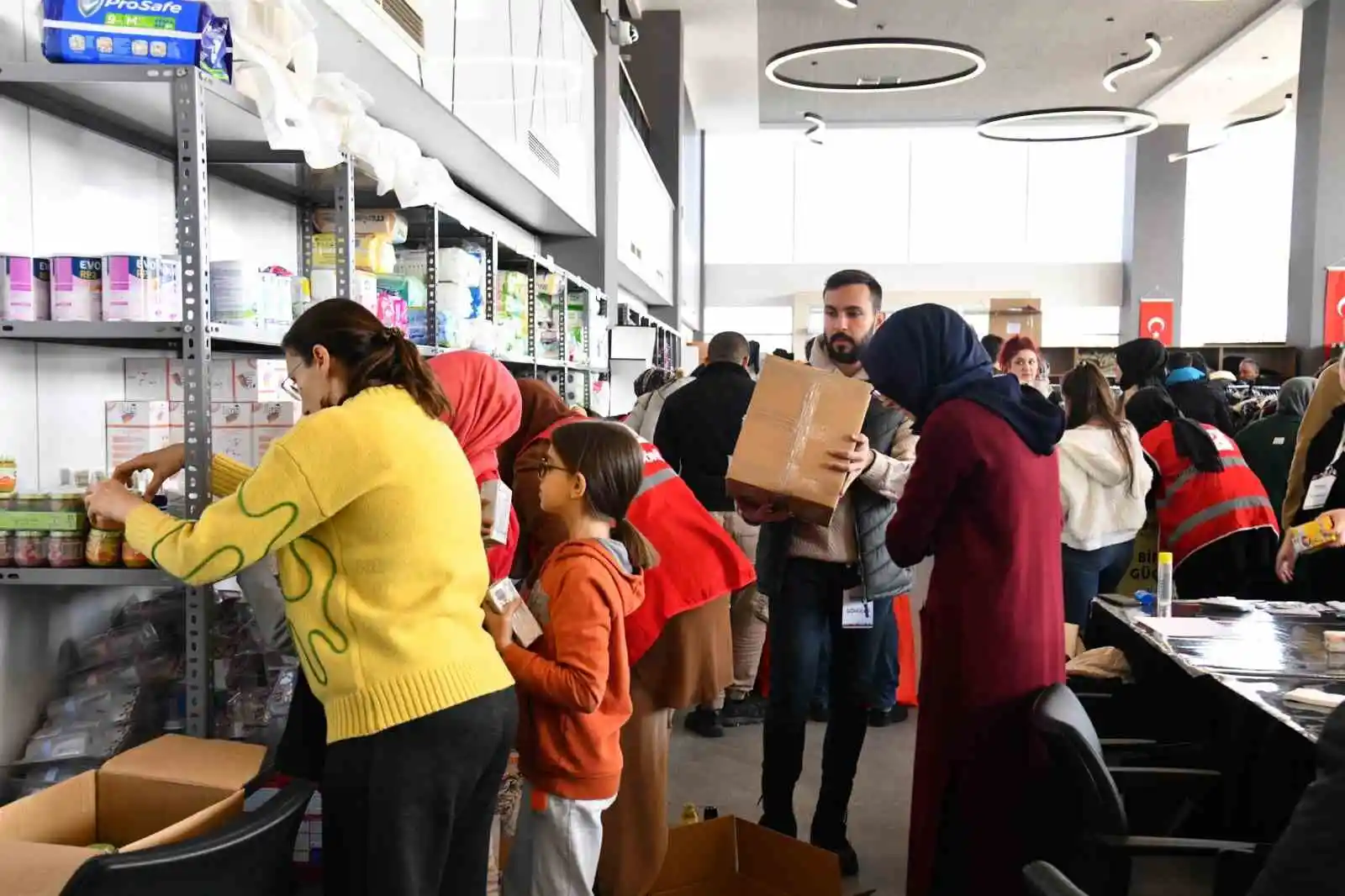 Depremzedelerin tüm ihtiyaçları karşılanıyor
