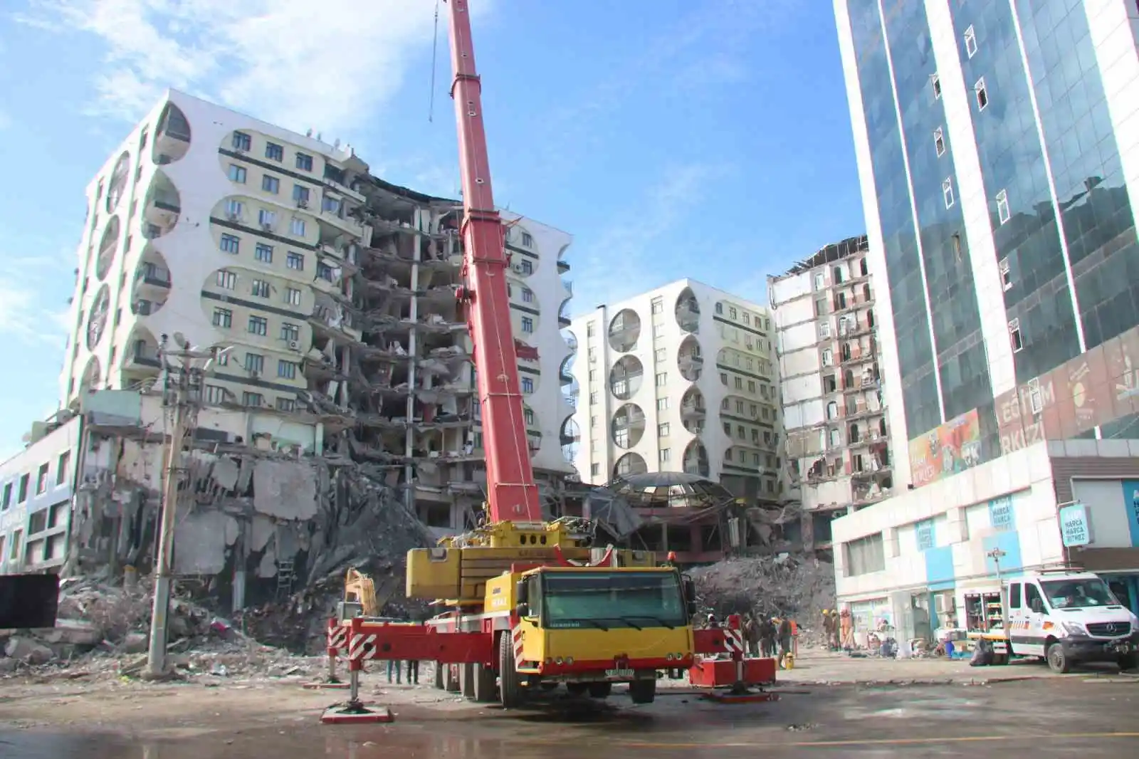 Diyarbakır'da 3 enkazda çalışmalar sürüyor
