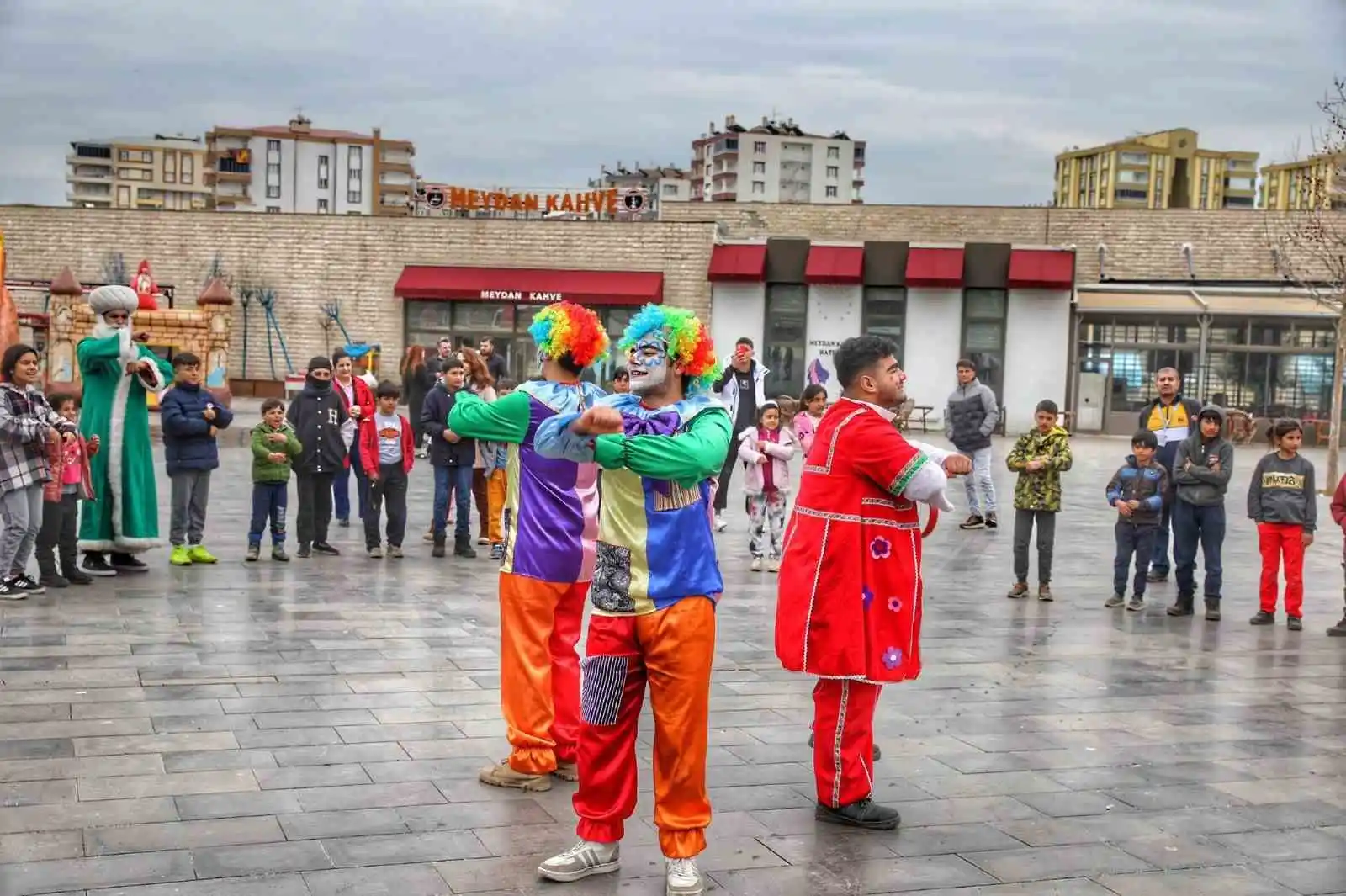 Diyarbakır'da depremzede çocuklar animasyon ekibiyle doyasıya eğlendi
