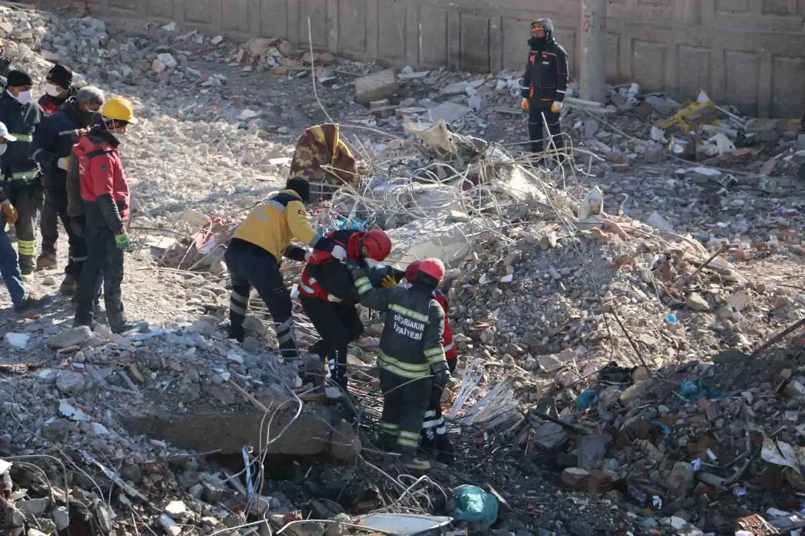 Diyarbakır’da enkaz çalışması 8’inci gününde de devam ediyor
