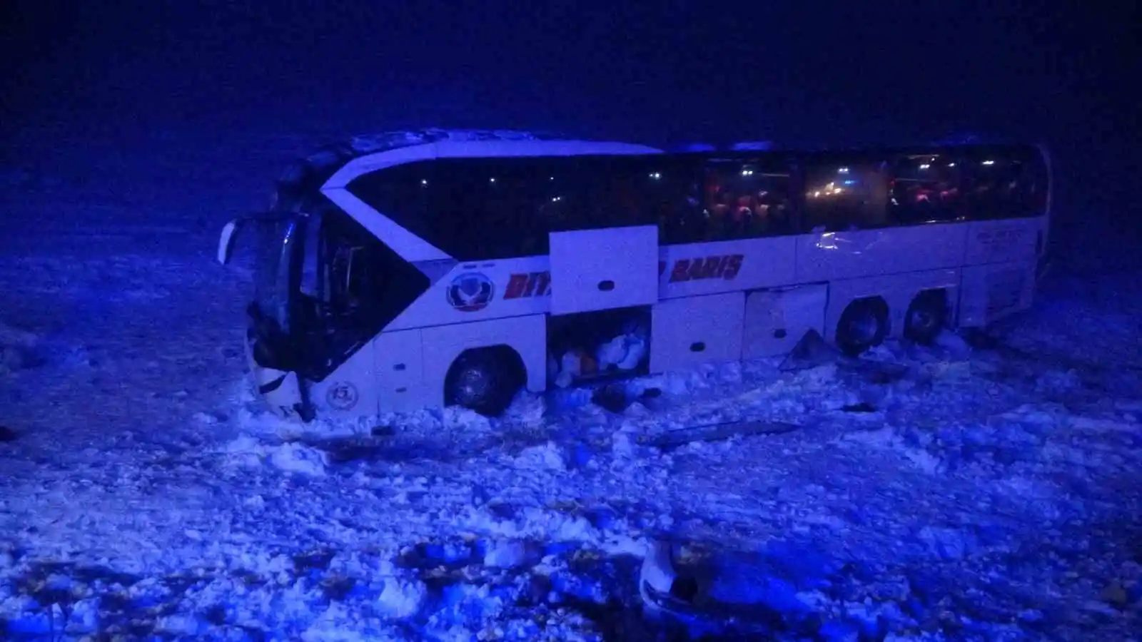 Diyarbakır’da yolcu otobüsü devrildi: 4’ü ağır 30 kişi yaralandı
