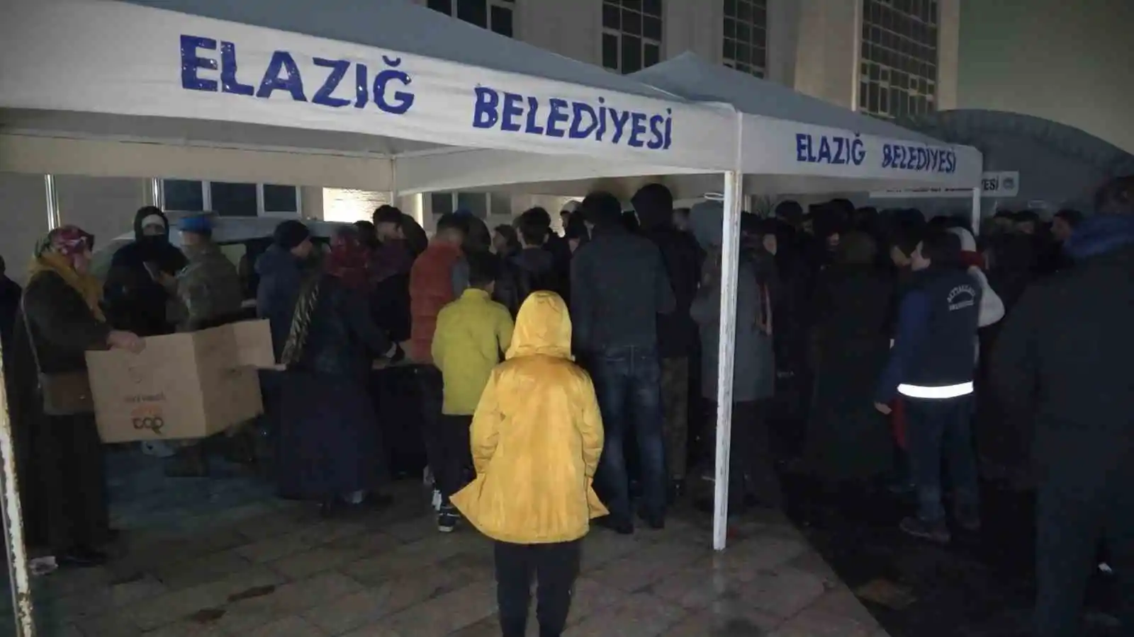 Elazığ Belediyesinden Malatyalı depremzedelere sıcak çorba ikramı
