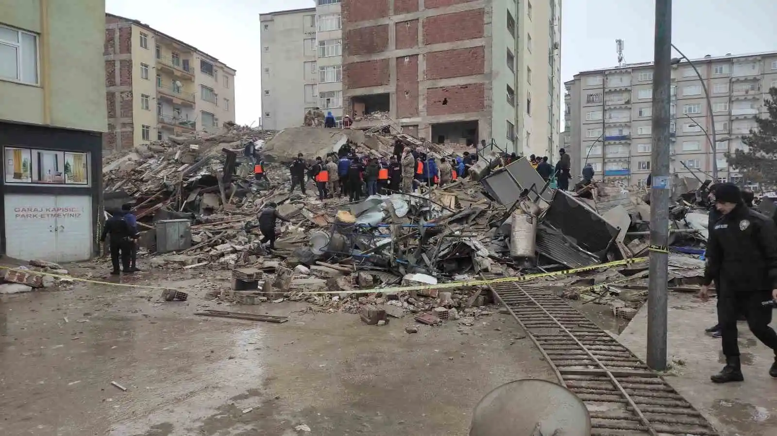 Elazığ’da ’Çöken bina altında 2 polis kaldı’ iddiası
