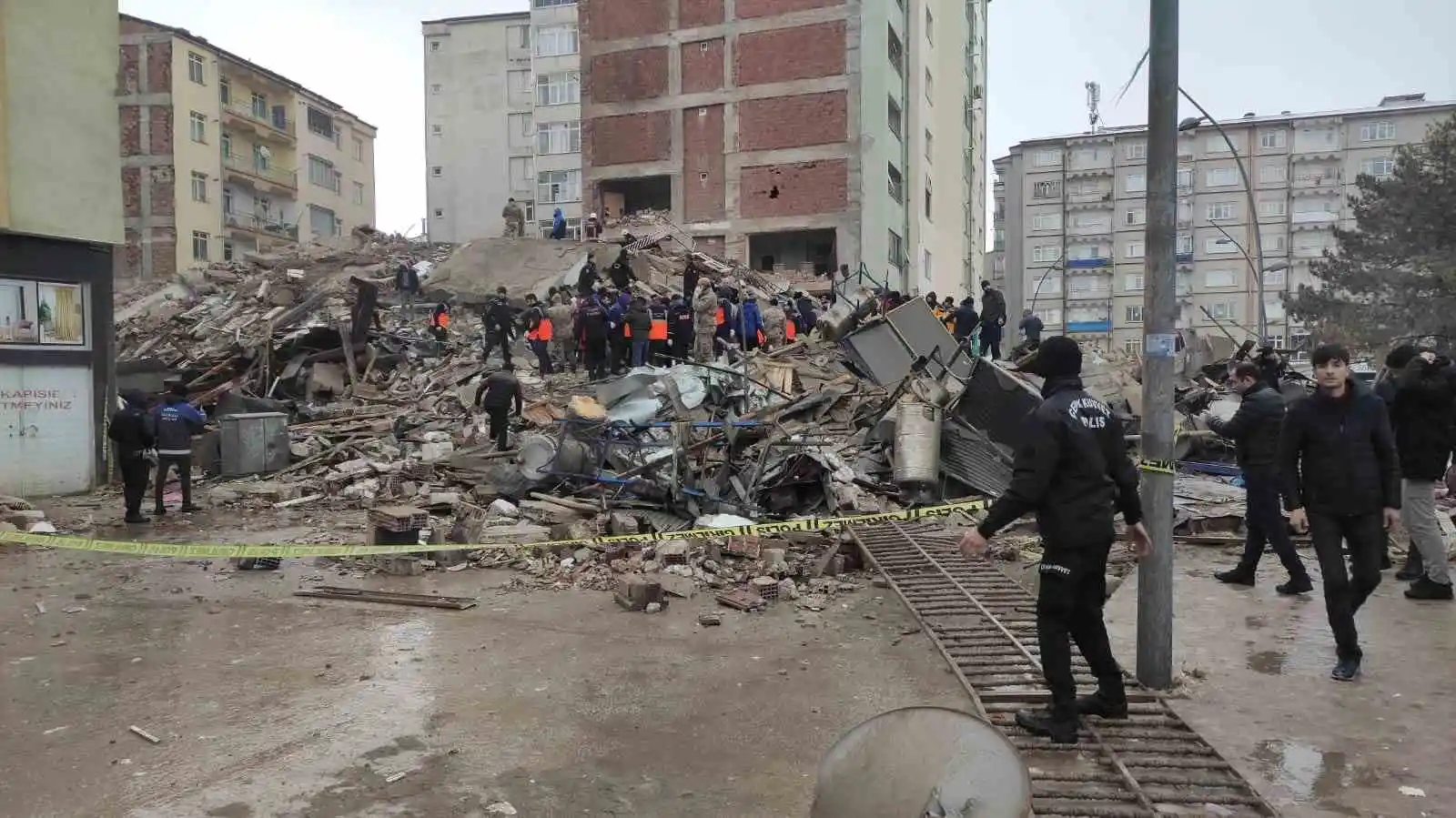 Elazığ’da ’Çöken bina altında 2 polis kaldı’ iddiası
