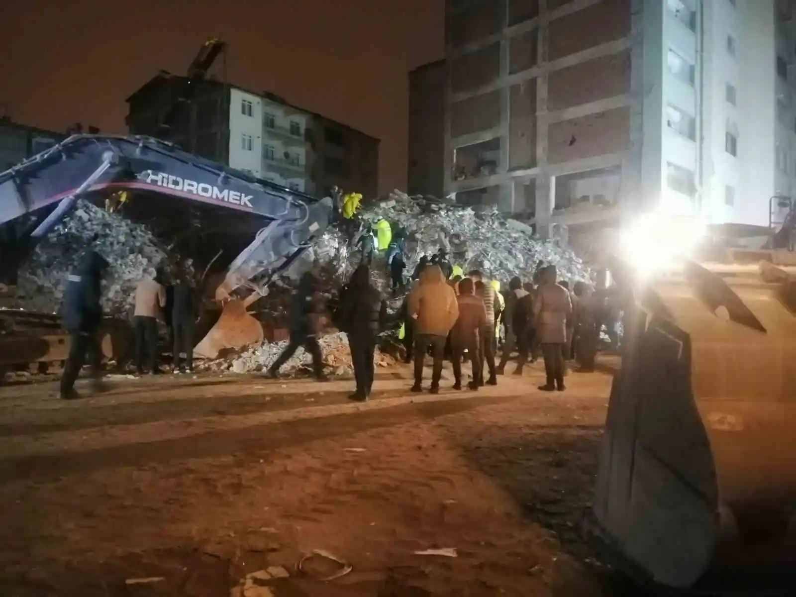 Elazığ’da çöken binada polis memurunun cansız bedenine ulaşıldı
