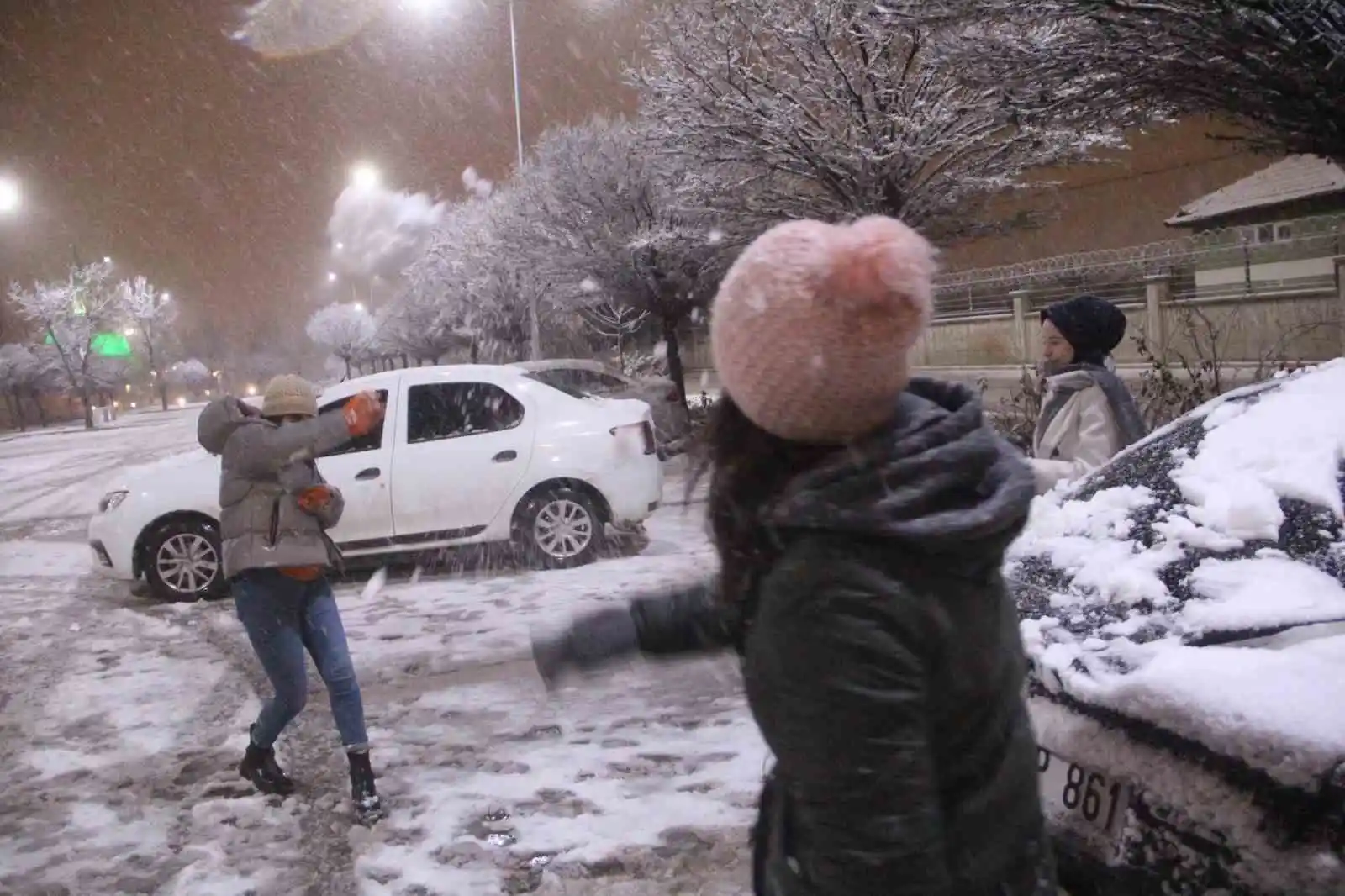 Elazığ’da yoğun kar yağışı etkili oldu, vatandaş doyasıya eğlendi
