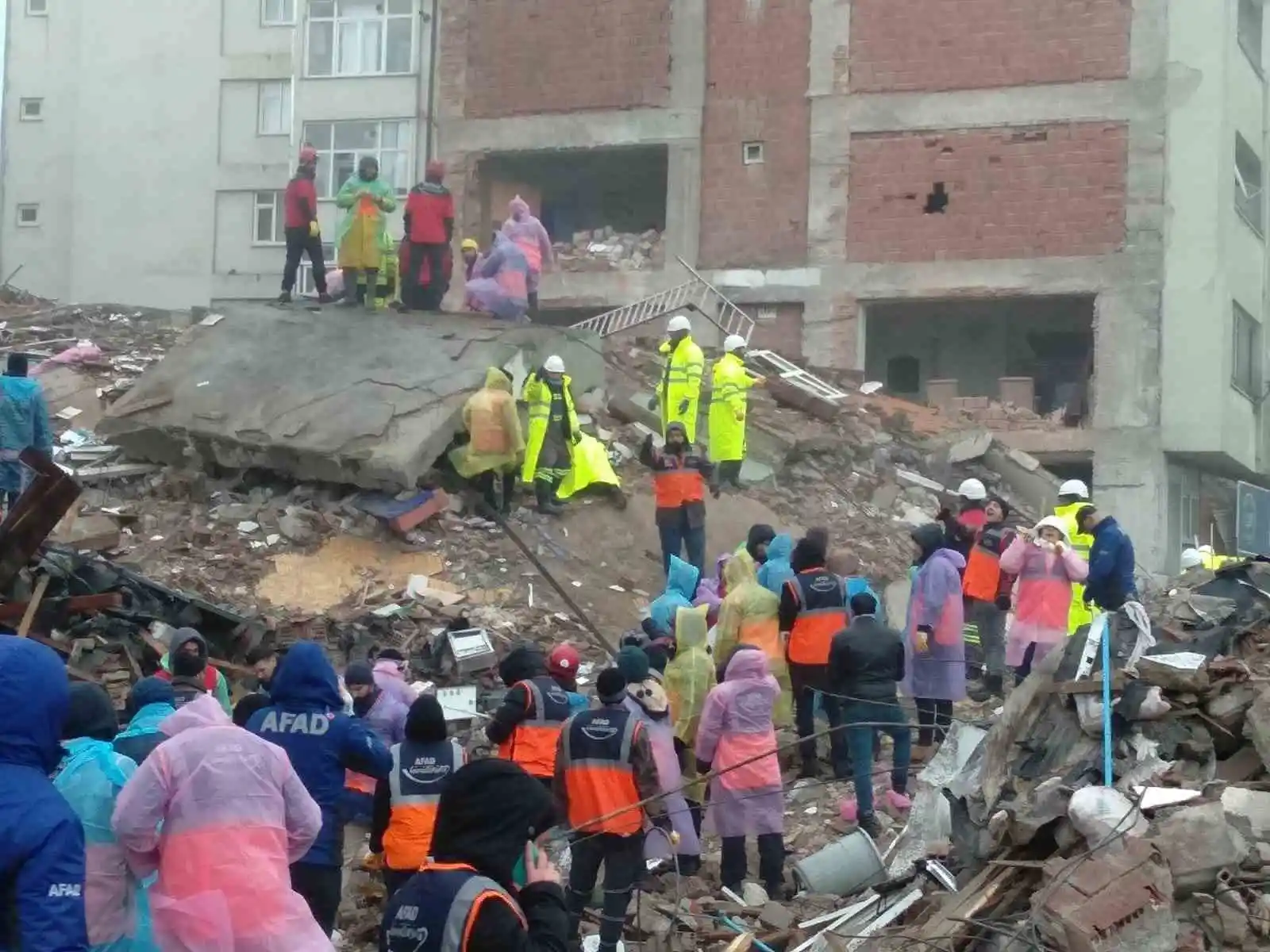 Elazığ Valisi Toraman, "2 vatandaşımızın enkaz altından çıkarılması için çalışmalar devam etmektedir"
