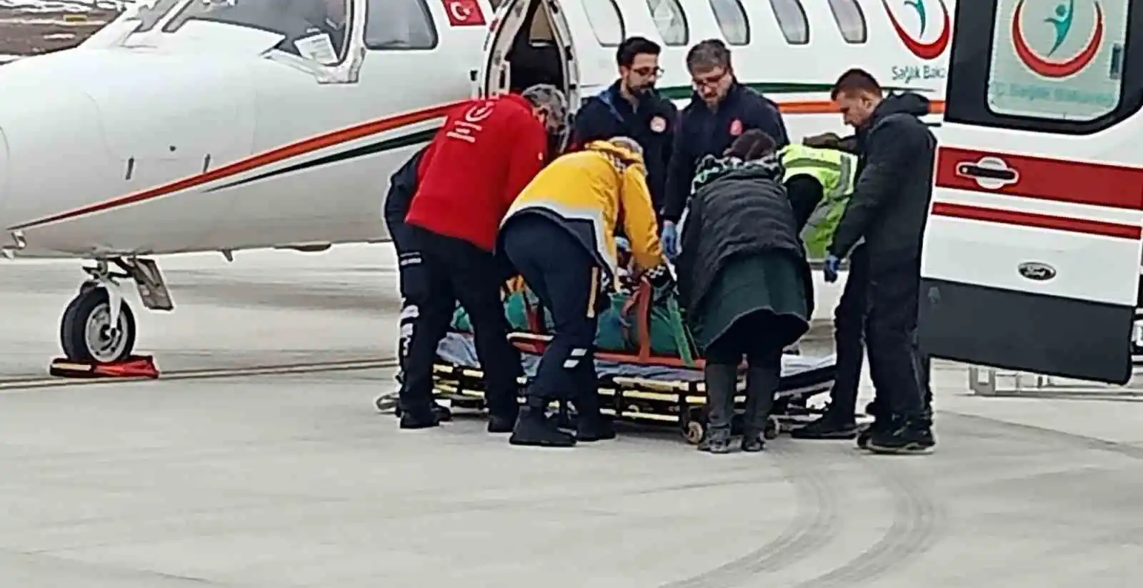 Enkaz altından 11 gün sonra kurtarılan Aleyna, ambulans uçakla Ankara’ya getirildi
