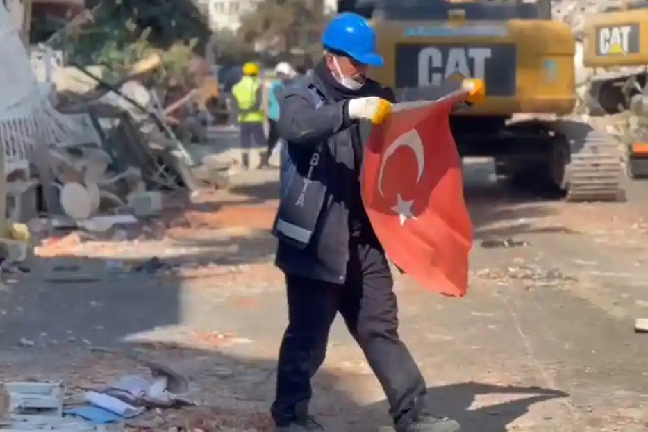 Enkaz çalışmalarına destek veren zabıta personelinden ’Türk bayrağı’ hassasiyeti
