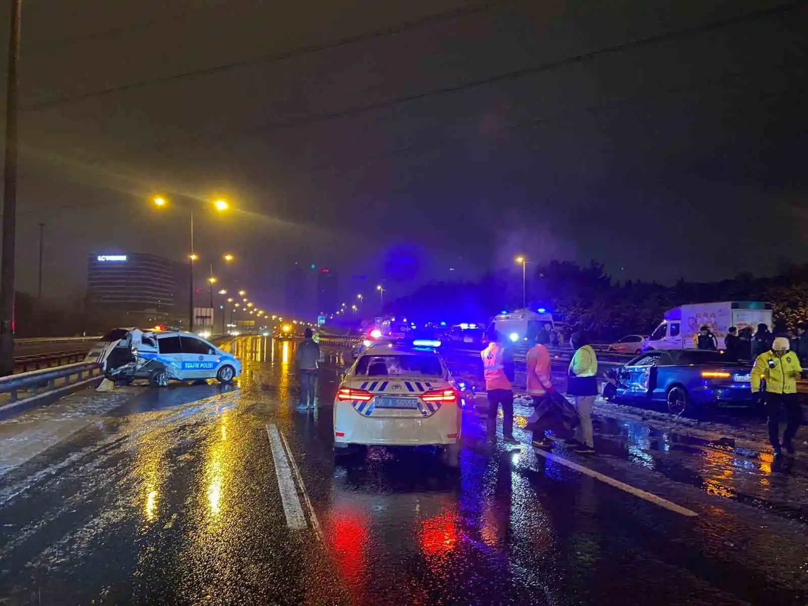 Esenler TEM Otoyolu’nda kontrolden çıkan araç polis aracına arkadan çarptı: 1 ölü, 1 yaralı
